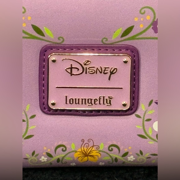 NWT Loungefly Disney’s Tangled Lenticular zip around wristlet - Picture 9 of 13